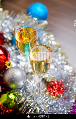 Occhiali di Natale riempito con champagne sulla decorazione di Natale sfondo Foto Stock