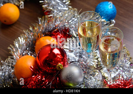 Occhiali di Natale riempito con champagne sulla decorazione di Natale sfondo Foto Stock