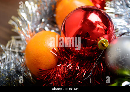 Occhiali di Natale riempito con champagne sulla decorazione di Natale sfondo Foto Stock