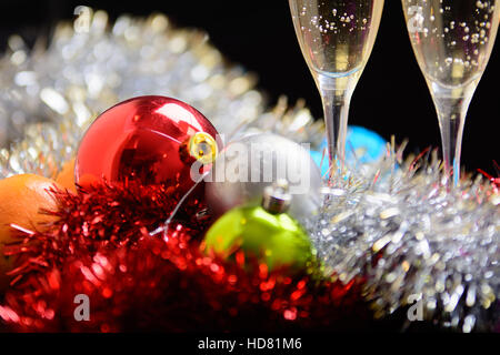 Occhiali di Natale riempito con champagne sulla decorazione di Natale sfondo Foto Stock