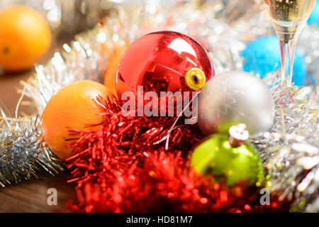 Occhiali di Natale riempito con champagne sulla decorazione di Natale sfondo Foto Stock