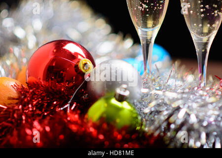 Occhiali di Natale riempito con champagne sulla decorazione di Natale sfondo Foto Stock