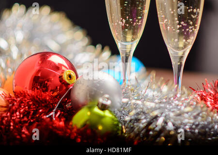 Occhiali di Natale riempito con champagne sulla decorazione di Natale sfondo Foto Stock