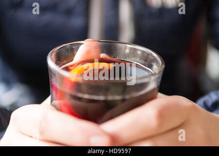 Bere vino caldo vin chaud gluhwein all'aperto Foto Stock