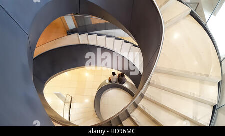 La moderna scala a spirale in corrispondenza del Wellcome Trust Collection Museum, Londra Inghilterra. Progettato da Wilkinson Eyre Architects. Foto Stock