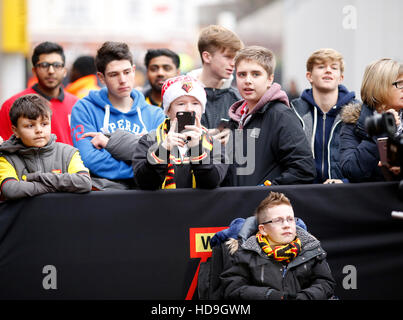 Giovani Watford tifosi in attesa per i giocatori di arrivare prima della Premier League a Vicarage Road, Watford. Foto Stock