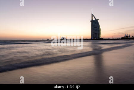Hotel di lusso Burj Al Arab sulla costa del Golfo Persico dopo il tramonto. Dubai, EAU. Foto Stock