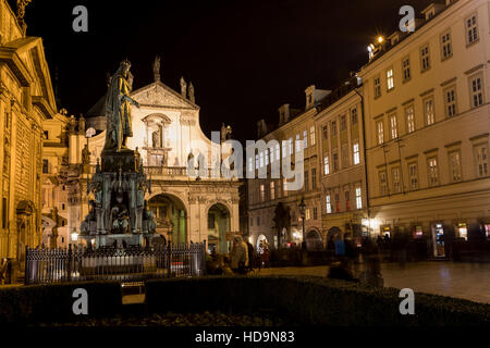 Praga, Repubblica Ceca - 3 dicembre 2016: Foto notturna della storica statua di Karel IV, Carlo IV imperatore del Sacro Romano Impero. Dicembre 3, 2016 Praga, Foto Stock