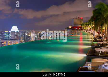 Centro di quartiere finanziario centrale di notte vista dalla piscina Infinity della Marina Bay Sands , Singapore Foto Stock