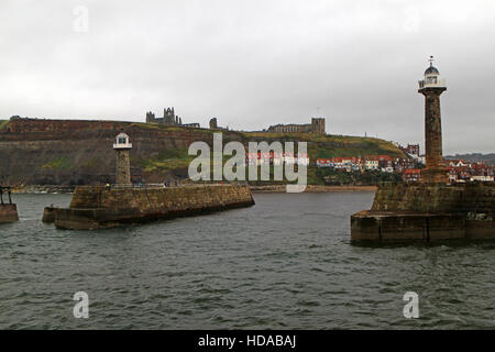 Whitby Harbour, faro e alla vista dell'Abbazia Foto Stock