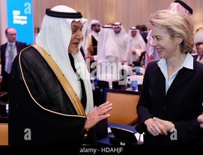 Manama, Bahrain. Decimo Dec, 2016. Il Ministro della Difesa tedesco, Ursula von der Leyen in coversation con la Saudi esperto di sicurezza Turki ibn Faisal nella prima sessione di Manama dialoghi in Manama, Bahrein, il 10 dicembre 2016. Il ministro tedesco è attualmente in Medio Oriente per una visita cinque giorni. Foto: Rainer Jensen/dpa/Alamy Live News Foto Stock