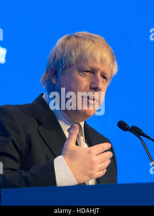 Manama, Bahrain. Decimo Dec, 2016. Il Ministro degli esteri britannico Boris Johnson dà un discorso a una cena di segna l'inizio della tre-giorni di Manama Dialogue in Manama, Bahrein, il 10 dicembre 2016. Il Ministro tedesco della difesa è attualmente in Medio Oriente per un periodo di cinque giorni di visita. Foto: Rainer Jensen/dpa/Alamy Live News Foto Stock