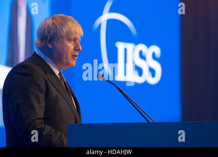 Manama, Bahrain. Decimo Dec, 2016. Il Ministro degli esteri britannico Boris Johnson dà un discorso a una cena di segna l'inizio della tre-giorni di Manama Dialogue in Manama, Bahrein, il 10 dicembre 2016. Il Ministro tedesco della difesa è attualmente in Medio Oriente per un periodo di cinque giorni di visita. Foto: Rainer Jensen/dpa/Alamy Live News Foto Stock