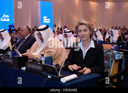 Manama, Bahrain. Decimo Dec, 2016. Il Ministro della Difesa tedesco, Ursula von der Leyen ascolta un talk accanto all'Arabia esperto di sicurezza Turki ibn Faisal nella prima sessione di Manama dialoghi in Manama, Bahrein, il 10 dicembre 2016. Il ministro tedesco è attualmente in Medio Oriente per una visita cinque giorni. Foto: Rainer Jensen/dpa/Alamy Live News Foto Stock