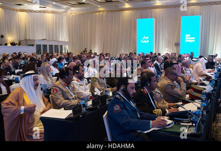 Manama, Bahrain. Decimo Dec, 2016. Gli alti ufficiali militari provenienti da vari paesi per ascoltare un discorso al IISS Manama Dialogue conferenza in Manama, Bahrein, il 10 dicembre 2016. Il Ministro tedesco della difesa è attualmente su un periodo di cinque giorni di visita in Medio Oriente. Foto: Rainer Jensen/dpa/Alamy Live News Foto Stock