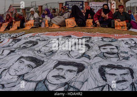 Srinagar Kashmir. 10 dicembre, 2016. I parenti delle persone scomparse e i membri dell'Associazione dei Genitori degli scomparsi (APDP) prendere parte a una protesta sulla Giornata internazionale dei diritti umani sul dicembre 10, 2016 a Srinagar, la capitale estiva di Indiano Kashmir amministrato. Credito: ZUMA Press, Inc./Alamy Live News Foto Stock