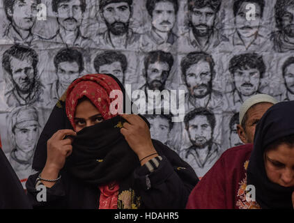 Srinagar Kashmir. 10 dicembre, 2016. I parenti delle persone scomparse e i membri dell'Associazione dei Genitori degli scomparsi (APDP) prendere parte a una protesta sulla Giornata internazionale dei diritti umani sul dicembre 10, 2016 a Srinagar, la capitale estiva di Indiano Kashmir amministrato. Credito: ZUMA Press, Inc./Alamy Live News Foto Stock