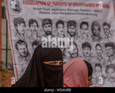 Srinagar Kashmir. 10 dicembre, 2016. I parenti delle persone scomparse e i membri dell'Associazione dei Genitori degli scomparsi (APDP) prendere parte a una protesta sulla Giornata internazionale dei diritti umani sul dicembre 10, 2016 a Srinagar, la capitale estiva di Indiano Kashmir amministrato. Credito: ZUMA Press, Inc./Alamy Live News Foto Stock