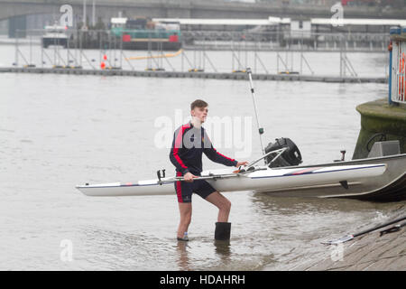 Putney, Londra UK. Il 10 dicembre 2016. Club di canottaggio pratica sul Fiume Tamigi a Putney sul grigio di una giornata noiosa Credito: amer ghazzal/Alamy Live News Foto Stock