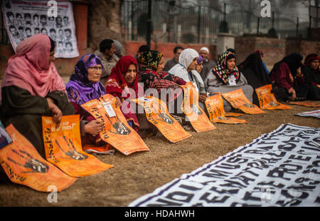 Srinagar Kashmir. 10 dicembre, 2016. I parenti delle persone scomparse e i membri dell'Associazione dei Genitori degli scomparsi (APDP) prendere parte a una protesta sulla Giornata internazionale dei diritti umani sul dicembre 10, 2016 a Srinagar, la capitale estiva di Indiano Kashmir amministrato. Credito: ZUMA Press, Inc./Alamy Live News Foto Stock