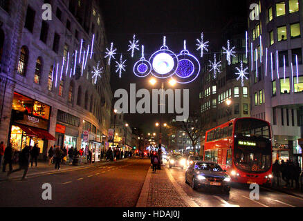 Londra, Regno Unito. 09Dec, 2016. Luci e decorazioni natalizie intorno a Londra, Regno Unito il 9 dicembre 2016 nella foto - il trefolo Credito: KEITH MAYHEW/Alamy Live News Foto Stock