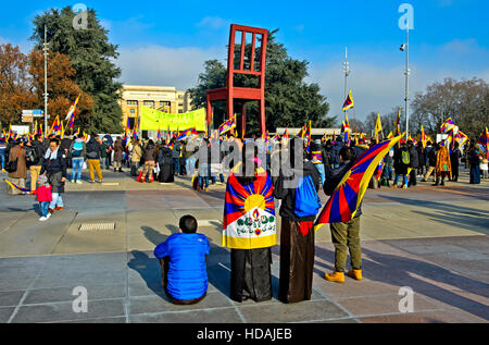 Ginevra, Svizzera. Il 10 dicembre 2016. In occasione della Giornata dei Diritti Umani 2016 e in commemorazione del 27 anniversario del conferimento del Premio Nobel per la Pace al Dalai Lama, membri della comunità tibetana in Svizzera e nel Liechtenstein raccogliere il 10 dicembre 2016 a Ginevra, Svizzera, sulla Place des Nations a fronte delle Nazioni Unite la sede europea per un rally di protesta contro le violazioni dei diritti umani in Tibet, Ginevra, Svizzera. Credito: GFC raccolta/Alamy Live News Foto Stock