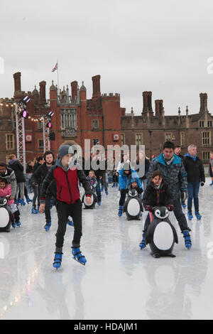 Londra, Regno Unito. 10 dicembre, 2016. Le famiglie vengono a pattino da ghiaccio con il bel Palazzo di Hampton Court come uno sfondo@Paolo Quezada-Neiman/Alamy Live News Credito: Paolo Quezada-Neiman/Alamy Live News Foto Stock