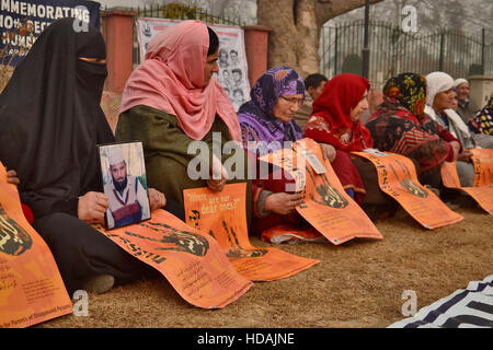 Srinagar Kashmir. 10 dicembre, 2016. I parenti di persone scomparse a partecipare a una manifestazione organizzata dalla Associazione dei Genitori delle persone scomparse in occasione della Giornata Internazionale dei Diritti Umani a Srinagar, Indiano Kashmir amministrato. Il APDP dice che più di 8 mila persone sono scomparse, la maggior parte di loro dopo essere stato arrestato dalle forze di sicurezza indiane in la tormentata regione del Kashmir poiché una ribellione separatista contro la regola indiano scoppiata alla fine del 1989. Credito: Saqib Majeed/Alamy Live News Foto Stock