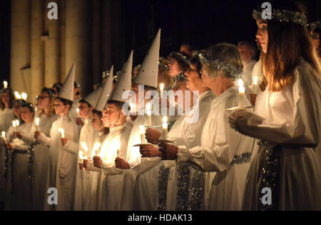 Fiaccolata del coro svedese al Santa Lucia festival a York Minster, 9 Dicembre 2016 Foto Stock