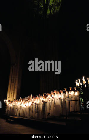 Fiaccolata del coro svedese al Santa Lucia festival a York Minster, 9 Dicembre 2016 Foto Stock