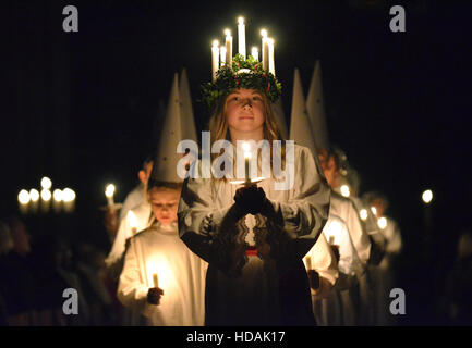 Fiaccolata del coro svedese al Santa Lucia festival a York Minster, 9 Dicembre 2016 Foto Stock