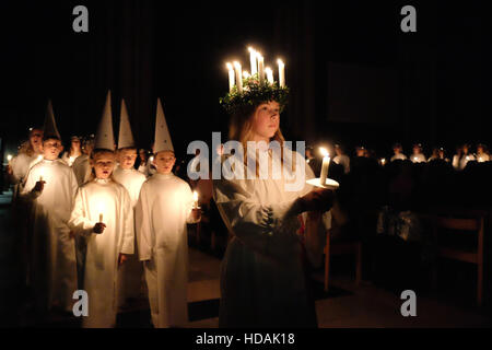 Fiaccolata del coro svedese al Santa Lucia festival a York Minster, 9 Dicembre 2016 Foto Stock