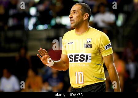 Sao Paulo, Brasile. Decimo Dec, 2016. SESI SP X SADA CRUZEIRO - Serginho durante il gioco tra i sesi-SP e Sada Cruzeiro tenutasi presso la palestra Sesi Vila Leopoldina, Sao Paulo. Il match è valido per gli uomini'sgue Vol di pallavolo. Credito: Foto Arena LTDA/Alamy Live News Foto Stock