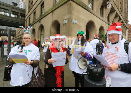 Manchester, Regno Unito. Decimo Dec, 2016. I sostenitori di NHS indossando cappelli di Natale, Albert Square, Manchester, 10 dicembre 2016 (C)Barbara Cook/Alamy Live News Foto Stock