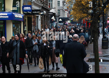 Londra, Regno Unito. Decimo Dec, 2016. Oxford Street è piena di persone come lo shopping di Natale è in pieno svolgimento. Gli amanti dello shopping sono a caccia di le migliori occasioni e le offerte di cui sono disponibili presso molti dei negozi. Credito: Paolo Marriott/Alamy Live News Foto Stock