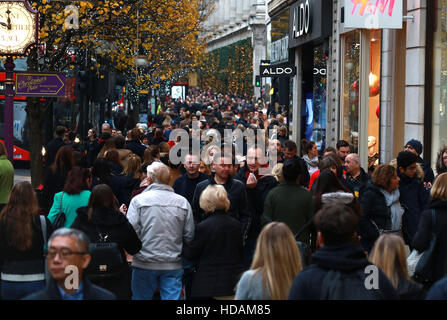 Londra, Regno Unito. Decimo Dec, 2016. Oxford Street è piena di persone come lo shopping di Natale è in pieno svolgimento. Gli amanti dello shopping sono a caccia di le migliori occasioni e le offerte di cui sono disponibili presso molti dei negozi. Credito: Paolo Marriott/Alamy Live News Foto Stock