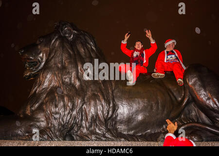 Londra, Regno Unito. Decimo Dec, 2016. Centinaia di Santas decend su Trafalgar Square alla fine del SantaCon annuale il 10 dicembre 2016,Londra,UK. Credito: Vedere Li/Alamy Live News Foto Stock