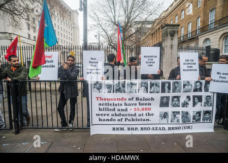 Londra, Regno Unito. Il 10 dicembre 2016. Balochs che provengono dal Pakistan occidentale provincia di Balochistan protestare sulle Nazioni Unite la Giornata dei Diritti Umani di fronte a Downing St chiamando su Theresa Maggio a parlare per la Baloch le persone e la loro libertà contro il Pakistan regime che essi rivendicazione ha una politica di genocidio contro il popolo Baloch e ha ucciso migliaia di attivisti Baloch e rapito più di 25.000 di loro. Credito: Peter Marshall / Alamy Live News Foto Stock