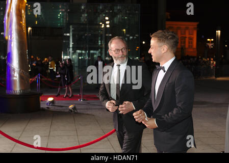 Wroclaw, Polonia. Decimo Dec, 2016. European Film Awards 2016 a Wroclaw in Polonia. Liam Cunningham e Tom Wlaschiha (noto per i loro ruoli nel gioco di troni serie) arriva la cerimonia venue - Forum Narodowe Muzyki. Credito: Borys Szefczyk/Alamy Live News Foto Stock