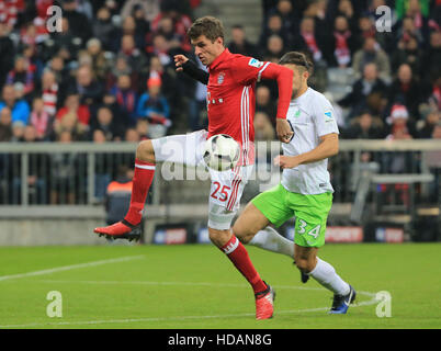 Monaco di Baviera, Germania. Decimo Dec, 2016. Il Bayern Thomas Mueller (L) con vies VfL Wolfsburg di Ricardo Rodriguez durante un tedesco Bundesliga soccer match tra Bayern Monaco e VfL Wolfsburg, a Monaco di Baviera, Germania, Dic 10, 2016. Il Bayern Monaco ha vinto 5-0. © Philippe Ruiz/Xinhua/Alamy Live News Foto Stock