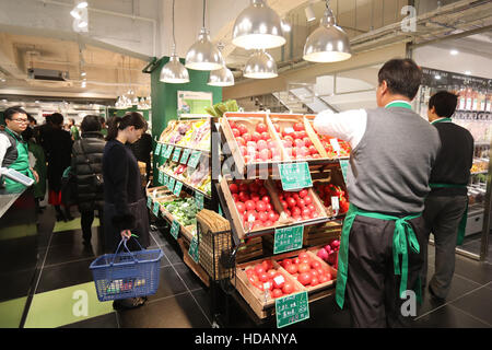 Tokyo, Giappone. Il 9 dicembre, 2016. I clienti Japananese controllare gli alimenti biologici come francese cibo organico supermercato Bio c'Bon apre a Tokyo il Venerdì, 9 dicembre, 2016. Francese cibo organico supermercato Bio c'Bon francese e cibi congelati maker Picard aperto il loro negozio con il Giappone la più grande catena di supermercati Aeon gruppo. © Yoshio Tsunoda/AFLO/Alamy Live News Foto Stock