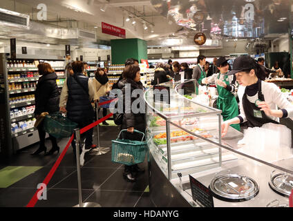 Tokyo, Giappone. Il 9 dicembre, 2016. I clienti Japananese controllare gli alimenti biologici come francese cibo organico supermercato Bio c'Bon apre a Tokyo il Venerdì, 9 dicembre, 2016. Francese cibo organico supermercato Bio c'Bon francese e cibi congelati maker Picard aperto il loro negozio con il Giappone la più grande catena di supermercati Aeon gruppo. © Yoshio Tsunoda/AFLO/Alamy Live News Foto Stock