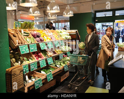 Tokyo, Giappone. Il 9 dicembre, 2016. I clienti Japananese controllare gli alimenti biologici come francese cibo organico supermercato Bio c'Bon apre a Tokyo il Venerdì, 9 dicembre, 2016. Francese cibo organico supermercato Bio c'Bon francese e cibi congelati maker Picard aperto il loro negozio con il Giappone la più grande catena di supermercati Aeon gruppo. © Yoshio Tsunoda/AFLO/Alamy Live News Foto Stock