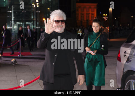 Wroclaw, Polonia. Decimo Dec, 2016. European Film Awards 2016 a Wroclaw in Polonia. Direttore spagnolo, Pedro Almodovár arriva la cerimonia venue - Forum Narodowe Muzyki (NFM). Credito: Borys Szefczyk/Alamy Live News Foto Stock