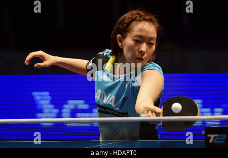 Doha in Qatar. Decimo Dec, 2016. Ishikawa Kasumi del Giappone restituisce un colpo durante le donne singoli semifinale partita contro Zhu Yuling della Cina al Qatar 2016 ITTF World Tour Grand Finals a Doha, capitale del Qatar, a Dic. 10, 2016. Zhu Yuling ha vinto 4-0. © Nikku/Xinhua/Alamy Live News Foto Stock