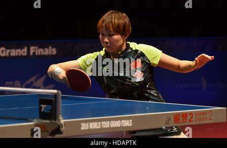 Doha in Qatar. Decimo Dec, 2016. Zhu Yuling della Cina restituisce un colpo durante le donne singoli semifinale partita contro Ishikawa Kasumi del Giappone presso il Qatar 2016 ITTF World Tour Grand Finals a Doha, capitale del Qatar, a Dic. 10, 2016. Zhu Yuling ha vinto 4-0. © Nikku/Xinhua/Alamy Live News Foto Stock