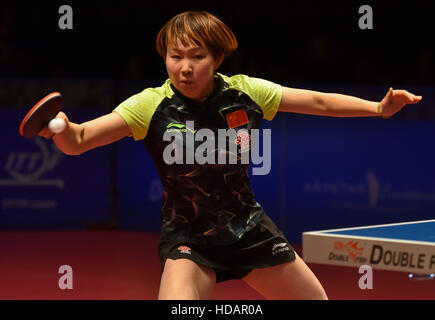 Doha in Qatar. Decimo Dec, 2016. Zhu Yuling della Cina restituisce un colpo durante le donne singoli semifinale partita contro Ishikawa Kasumi del Giappone presso il Qatar 2016 ITTF World Tour Grand Finals a Doha, capitale del Qatar, a Dic. 10, 2016. Zhu Yuling ha vinto 4-0. © Nikku/Xinhua/Alamy Live News Foto Stock