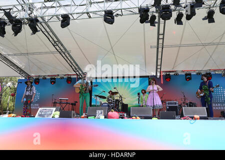 Sydney, Australia. 11 dicembre 2016. Un evento gratuito è stato organizzato per celebrare la trasformazione di Sydney Darling Harbour area. Nella foto: la trama vegetale intrattenere sul Tumbalong Park Stage. Credito: Credito: Richad Milnes/Alamy Live News Foto Stock