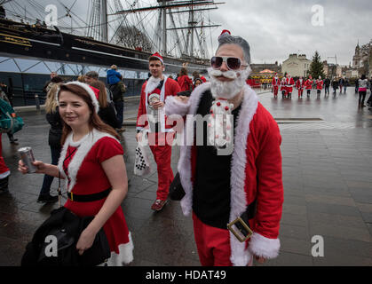 Santacon, Greenwich Londra Inghilterra. 10 dicembre 2016 visto qui: passando dal Cutty Sark Clipper del tè a Greenwich Londra Inghilterra, centinaia di 'Santa's", gli uomini e le donne di tutte le età uniti in questo anni Santacon ( Santa Convenzione) da vestirsi come Santa e la corsa e la camminata da vari punti di incontro in ed intorno a Londra prima congrgating per una massa Santacon soddisfare fino a Trafalgar square.....per nessun altro motivo altri per avere alcuni pre Natale divertente lubrificati con un 'piccolo' achohol. Credito: BRIAN HARRIS/Alamy Live News Foto Stock