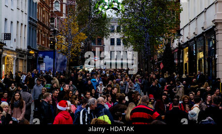 Londra, Regno Unito. Decimo Dec, 2016. Shopping di Natale nel West End di Londra su 10/12/2016 di Covent Garden, . La folla in Covent Garden. Credito: Julie Edwards/Alamy Live News Foto Stock